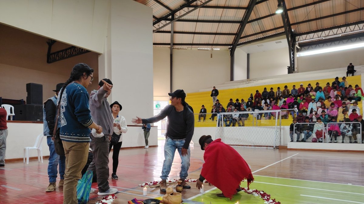 El fuego permanece encendido durante el velorio, según la creencia para ayudar al alma a encontrar la luz.