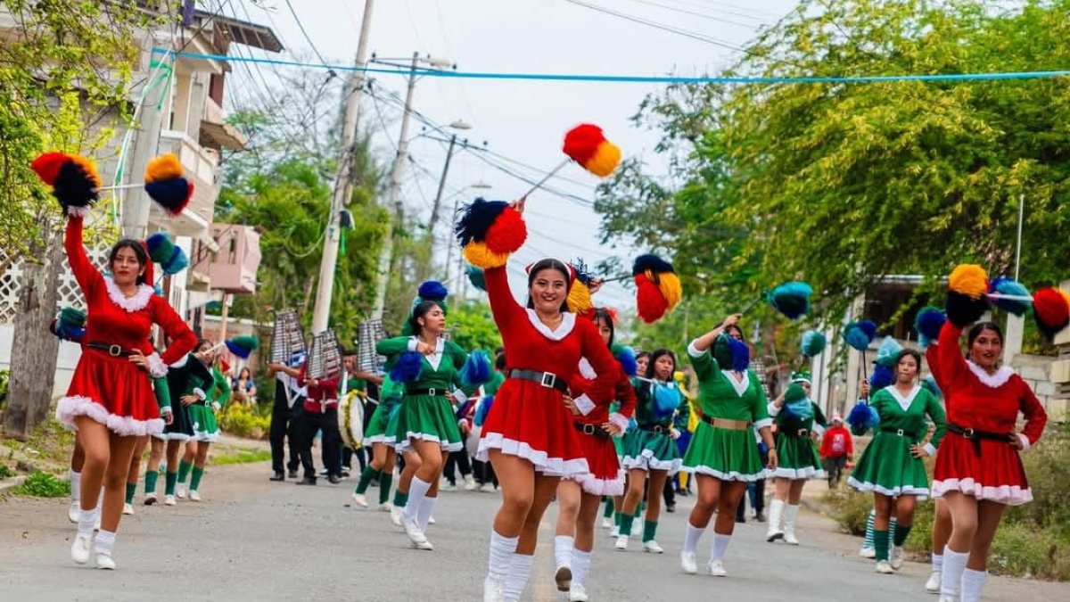 En las calles de las comunas de Santa Elena se siente el fervor navideño.