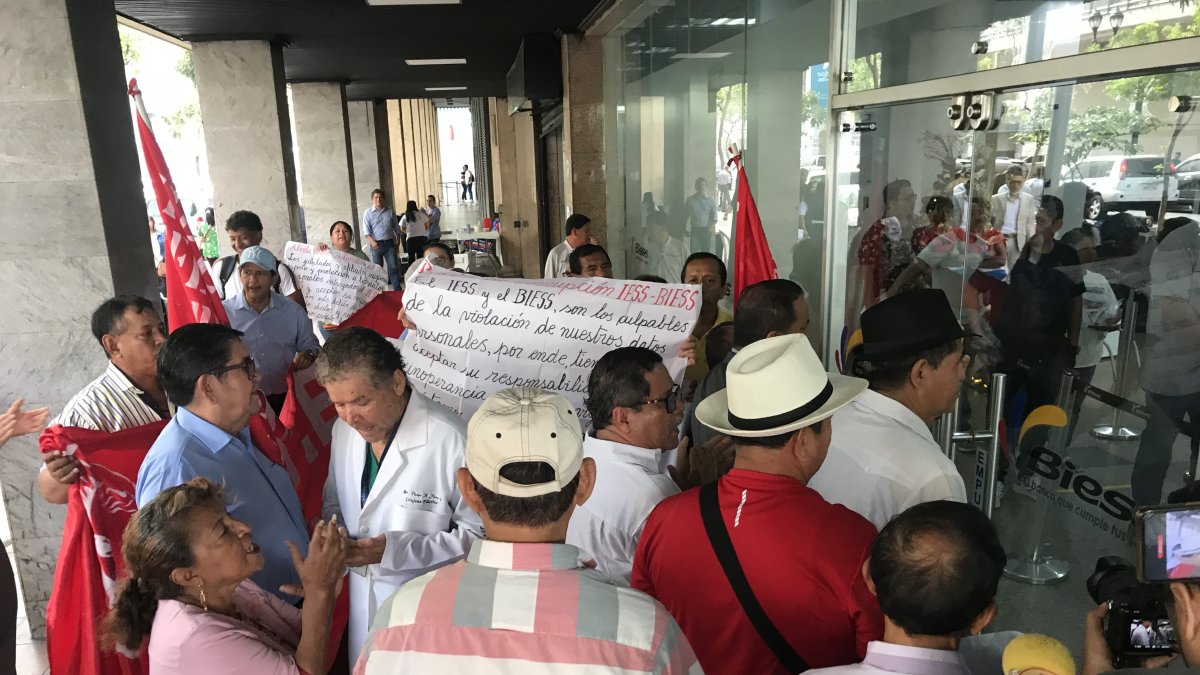 Jubilados perjudicados por quirografarios fraudulentos protestan en el BIESS.