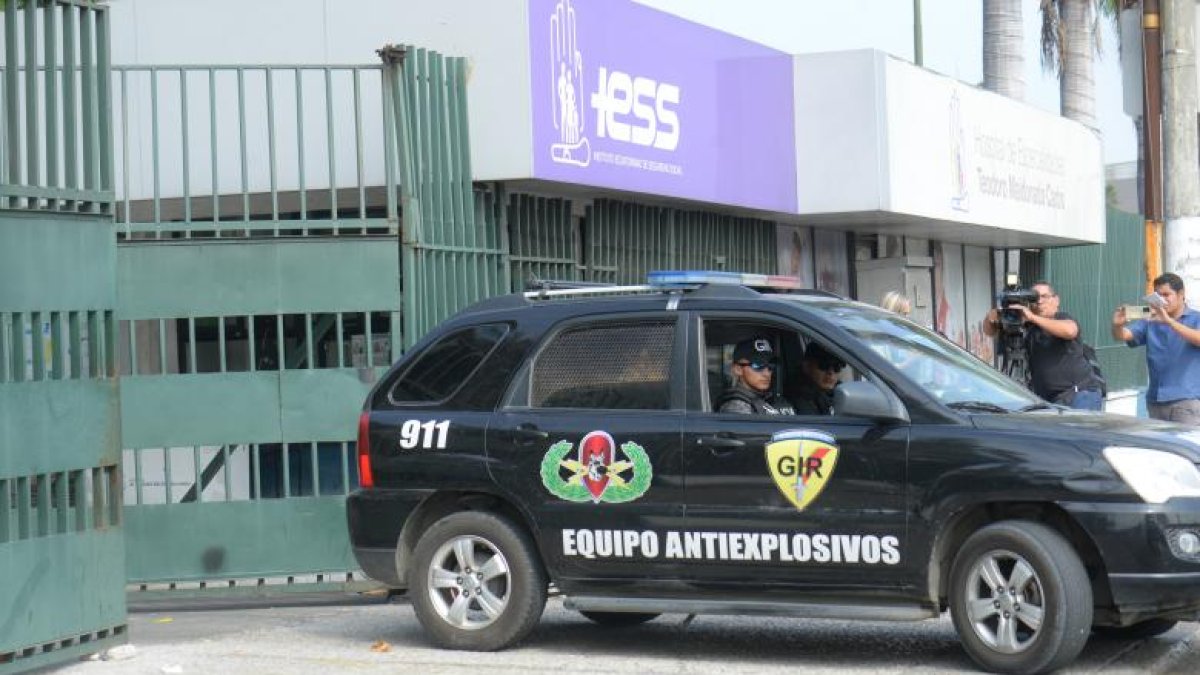 Agentes del Grupo de Intervención y Rescate salen del Hospital.