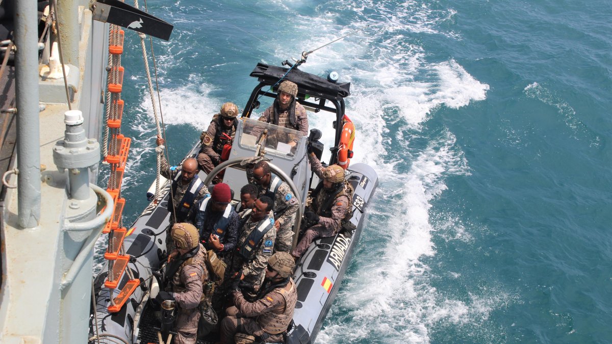 Salvador Moreno, el comandante de la fragata Reina Sofía, dice que en febrero de 2024 se integrará en la Operación Atalanta para luchar contra la piratería en el Índico.