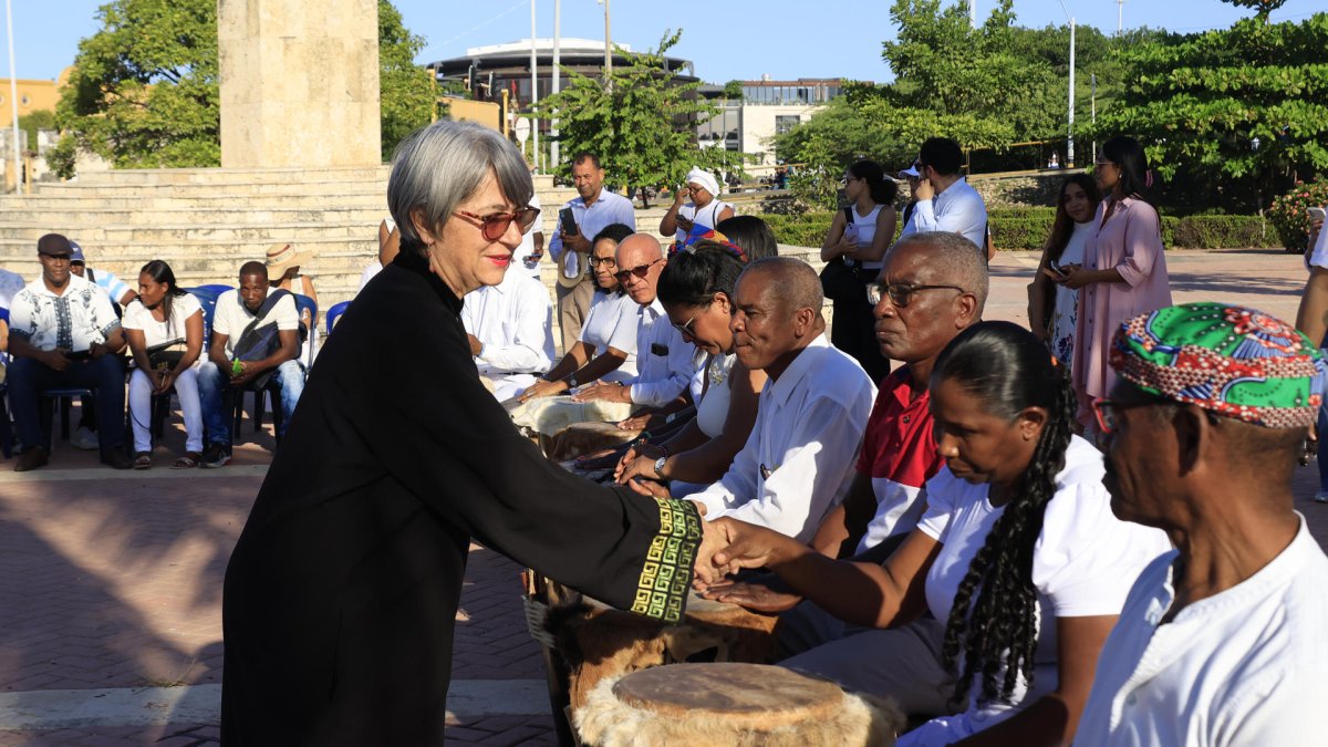 La magistrada de la Jurisdicción Especial para la Paz (JEP), María del Pilar Valencia (i), participa en un acto simbólico este viernes, en Cartagena (Colombia).