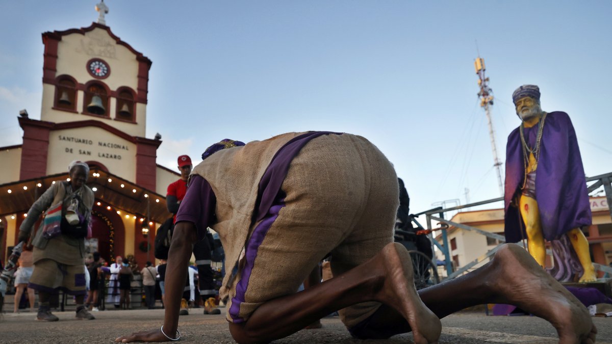LA HABANA  Creyentes participan en la peregrinación al santuario de San Lázaro, al sur de La Habana.