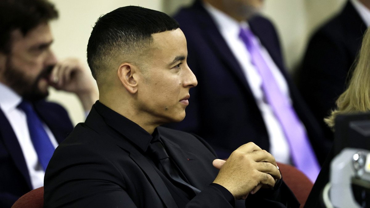 El reguetonero puertorriqueño Daddy Yankee, asiste a una audiencia este viernes, en San Juan (Puerto Rico).