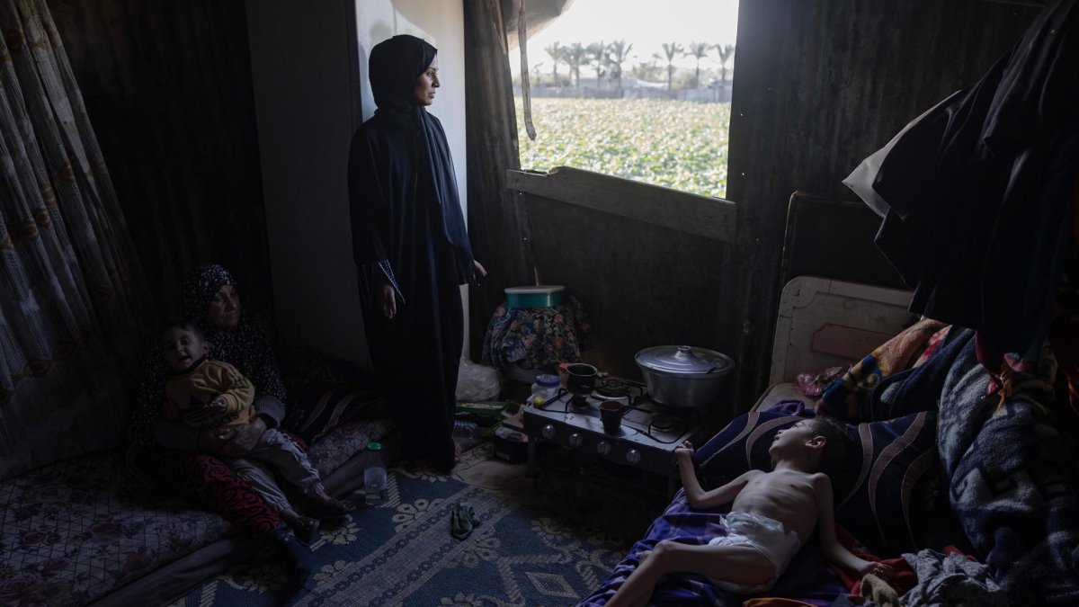 La madre palestina desplazada Reem Abo Jazar cuida de su hijo de cinco años Musa Abu Jazariya en su hogar en un campamento para personas desplazadas en Khan Yunis, en la Franja de Gaza.