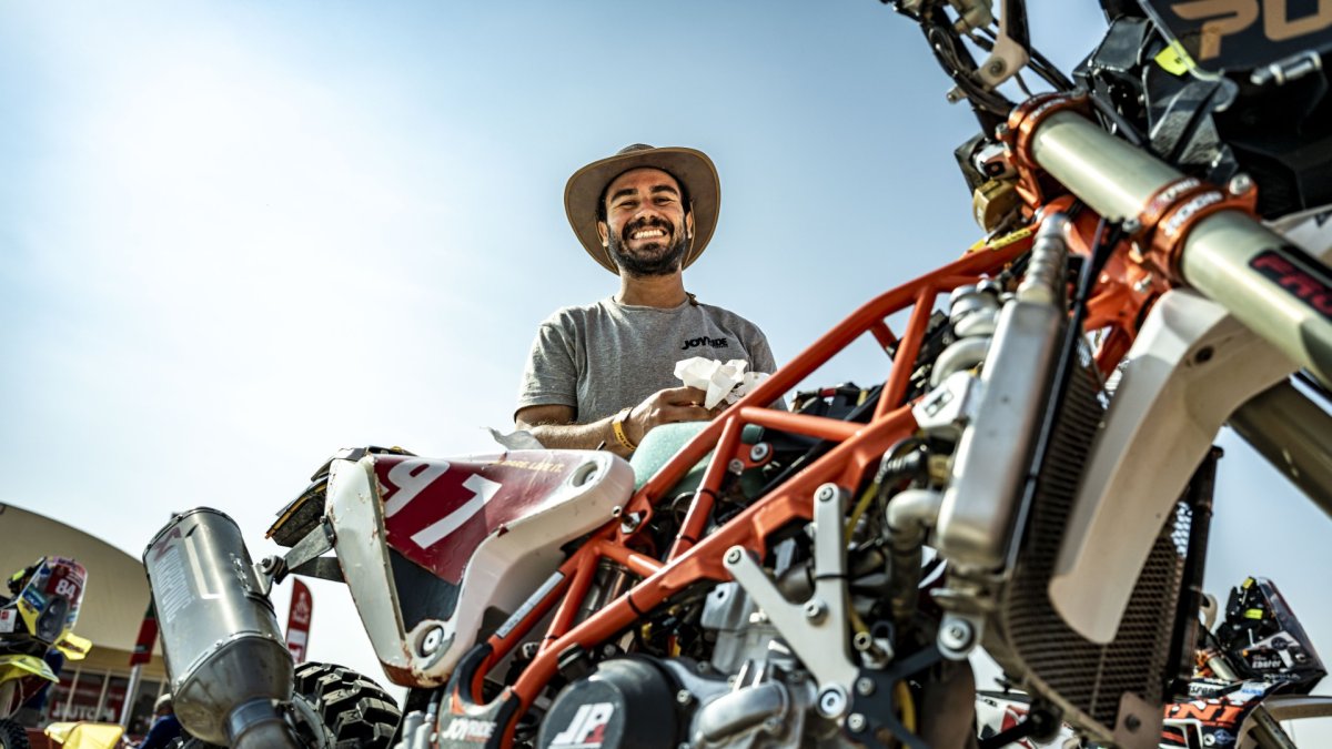 El tricolor ultima detalles en Ecuador. El 30 de diciembre tiene previsto su viaje a Arabia Saudita para unirse al equipo y trabajar en la moto que llevará.