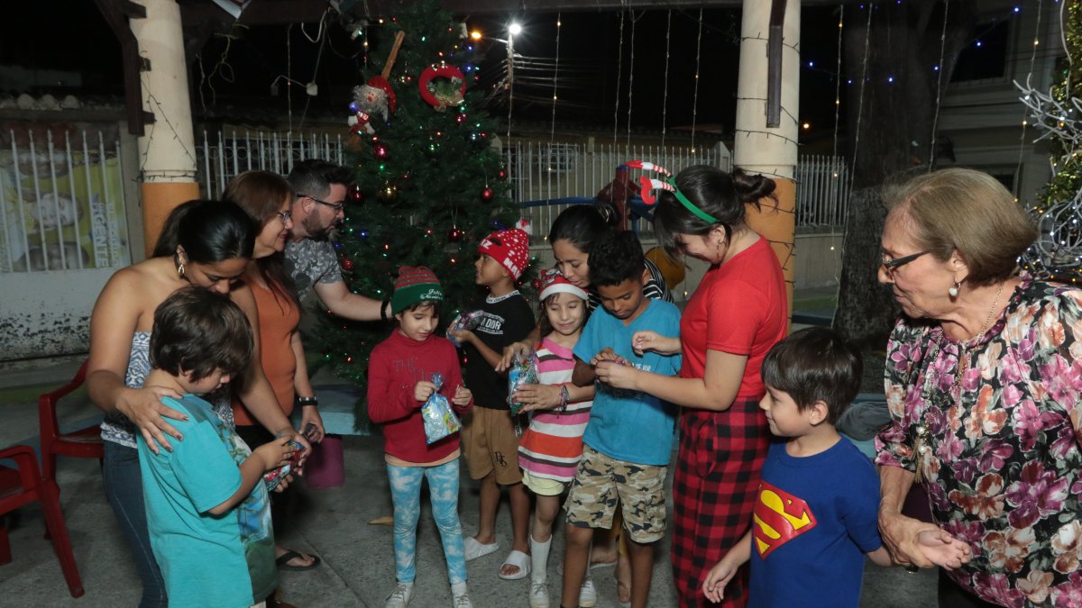 Agasajos. Los menores son los que más disfrutan de los agasajos navideños. En las posadas suelen recibir dulces, mientras comparten con las familias.