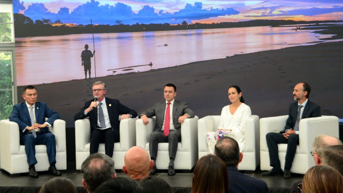 Ministro de Economía y Finanzas junto al presidente del país, Danuel Noboa.