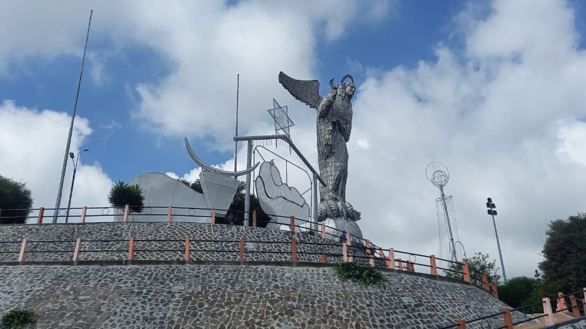 En noviembre se colocaron las figuras gigantes en El Panecillo.