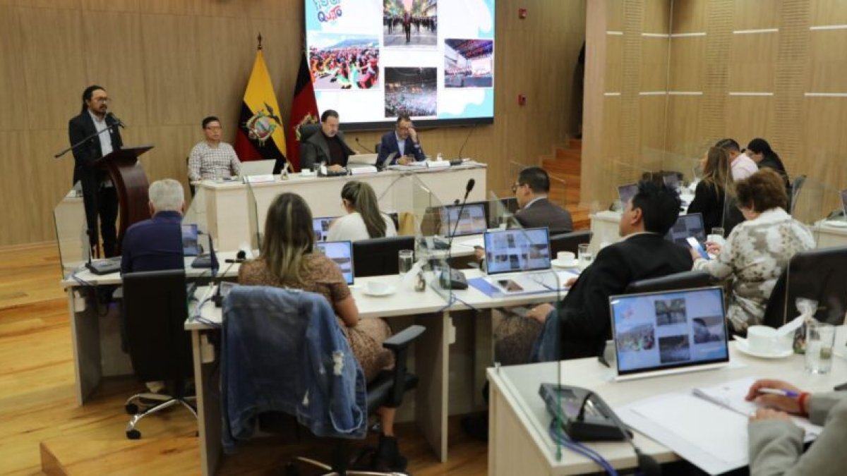 Jorge Cisneros presentó un informe de las fiestas de Quito en el Concejo.