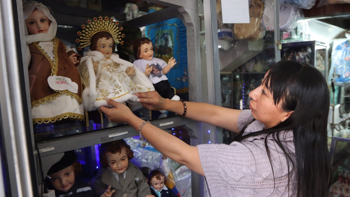 La venta de imágenes de el niño Jesús se concentra en la plaza de Santo Domingo, en el centro, donde esta tradición se mantiene viva.