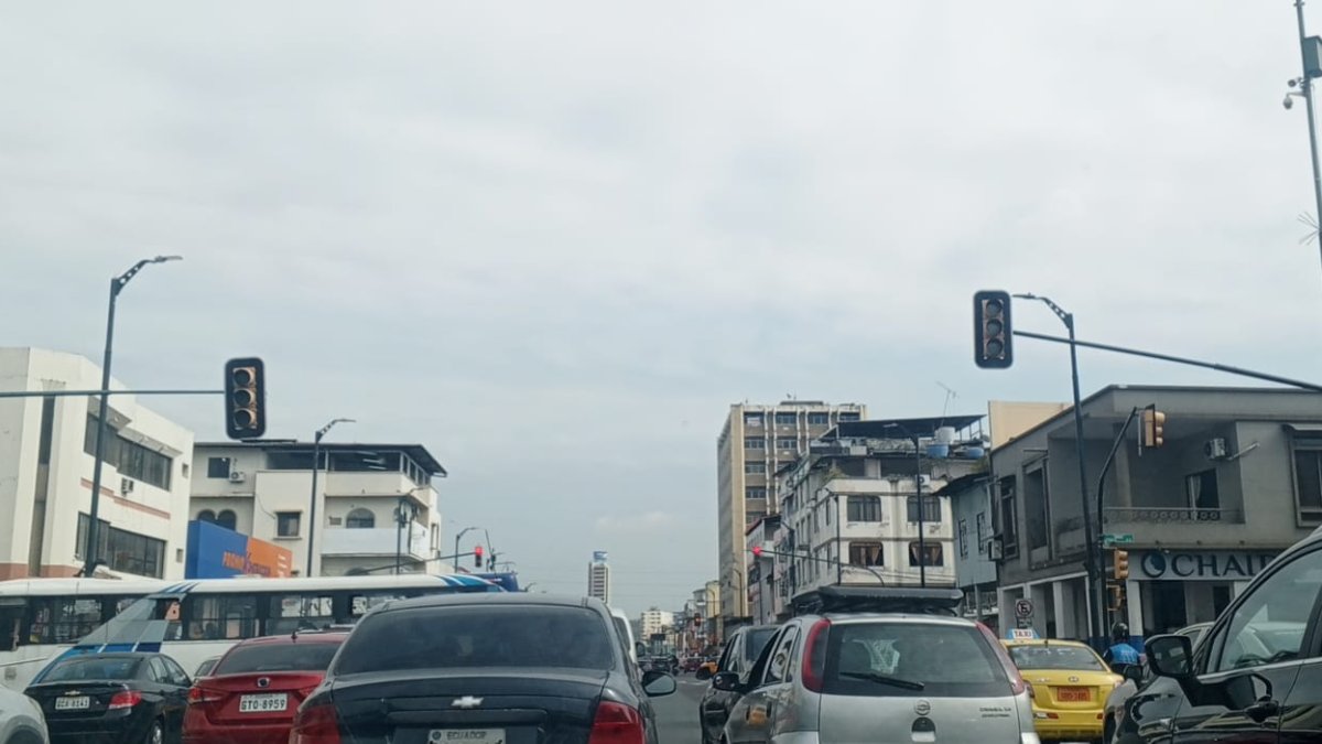 En la av. Quito, habían semáforos averiados.