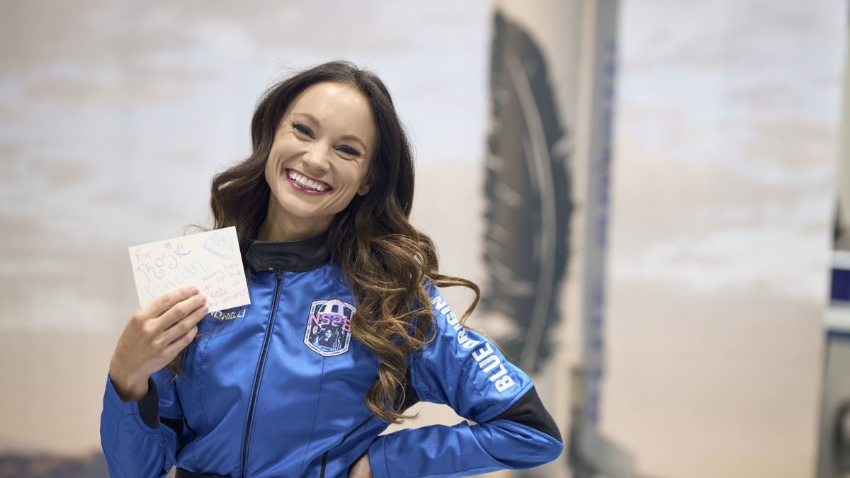 La estadounidense Emily Calandrelli, la mujer número 100 en ir al espacio. 