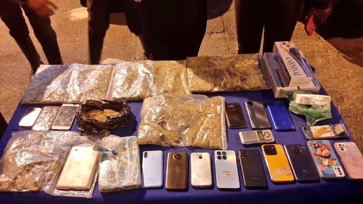 La mujer fue detenida por portar 2 kilos de sustancias ilícitas y 17 celulares.