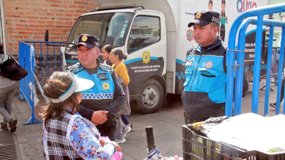 Los agentes de control metropolitano realizan patrullajes en diferentes puntos del Centro Histórico.