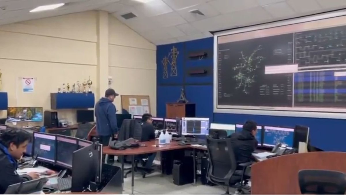 Proceso. Personal técnico en la central de CELEC, revisión de las líneas de transmisión eléctrica.