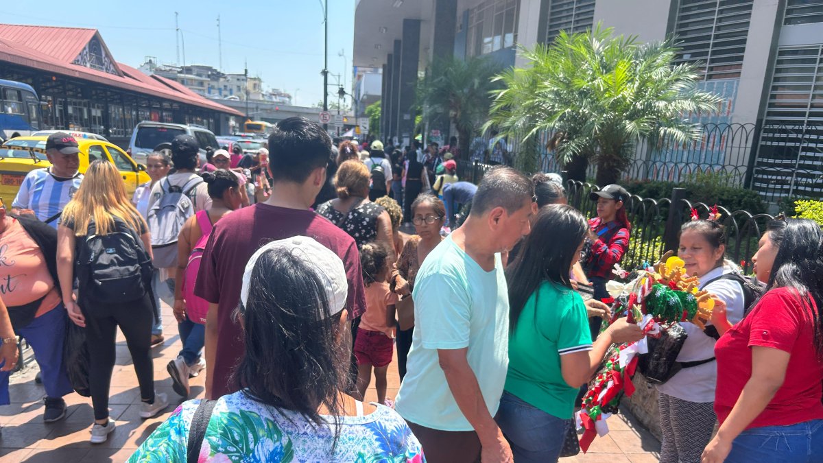 En la calle Olmedo hay decenas de comerciantes informales en las veredas