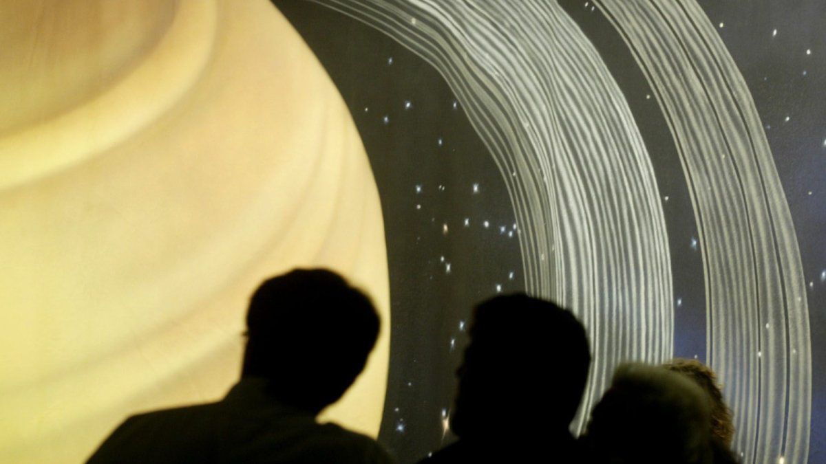 Labor. Personal del laboratorio de propulsión observan la sonda Cassini en la órbita de Saturno, en Pasadena, California.