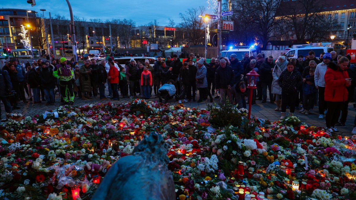 Las personas se reúnen en Magdeburgo para rendir homenaje a las víctimas