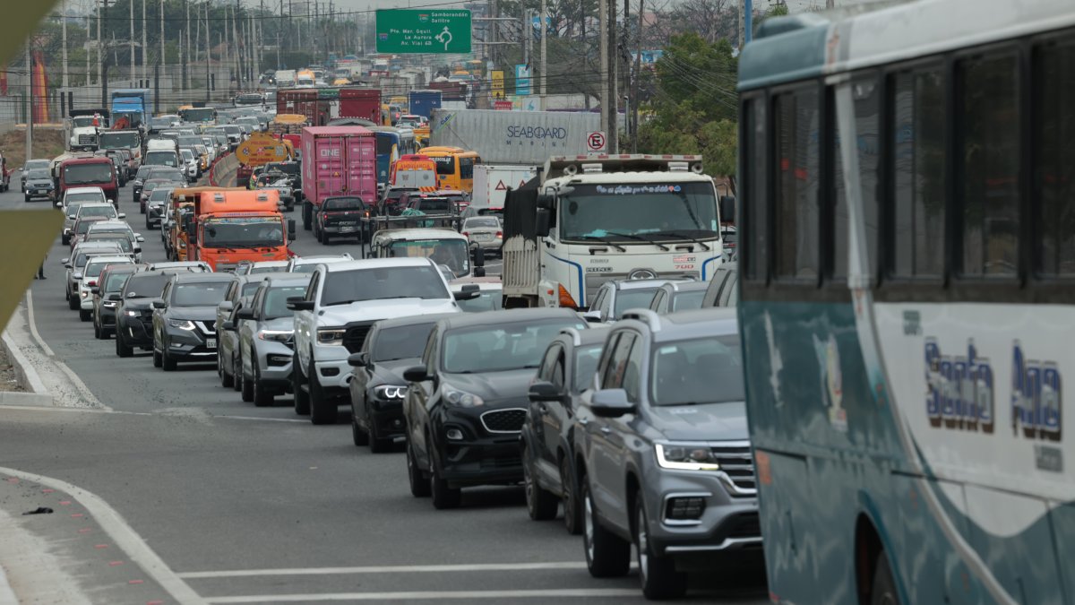 Daule. Más de 100.000 vehículos pesados circulan a diario en la vía, según cifras de gremios de transporte.