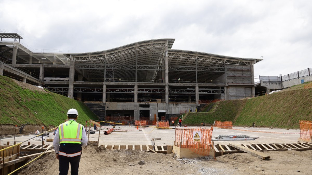 Protección. Los obreros realizan sus tareas bajo estrictas normas de seguridad y calidad.