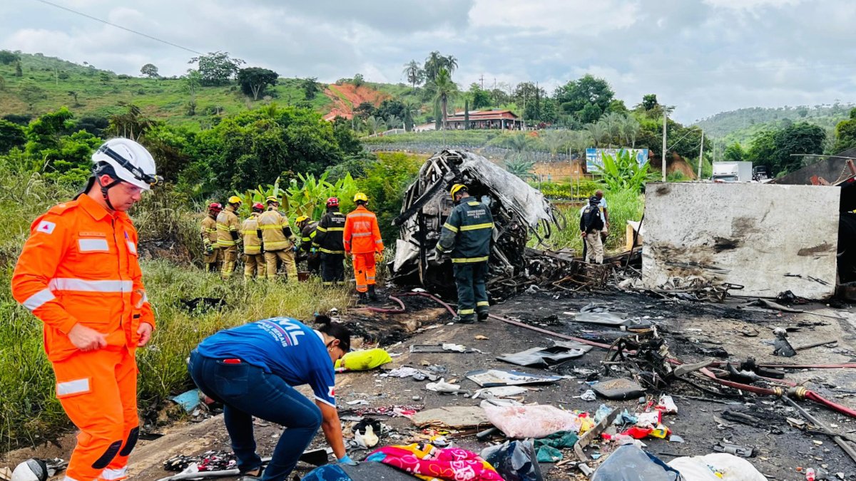 Bomberos realizan labores de rescate y levantamiento de escombros.