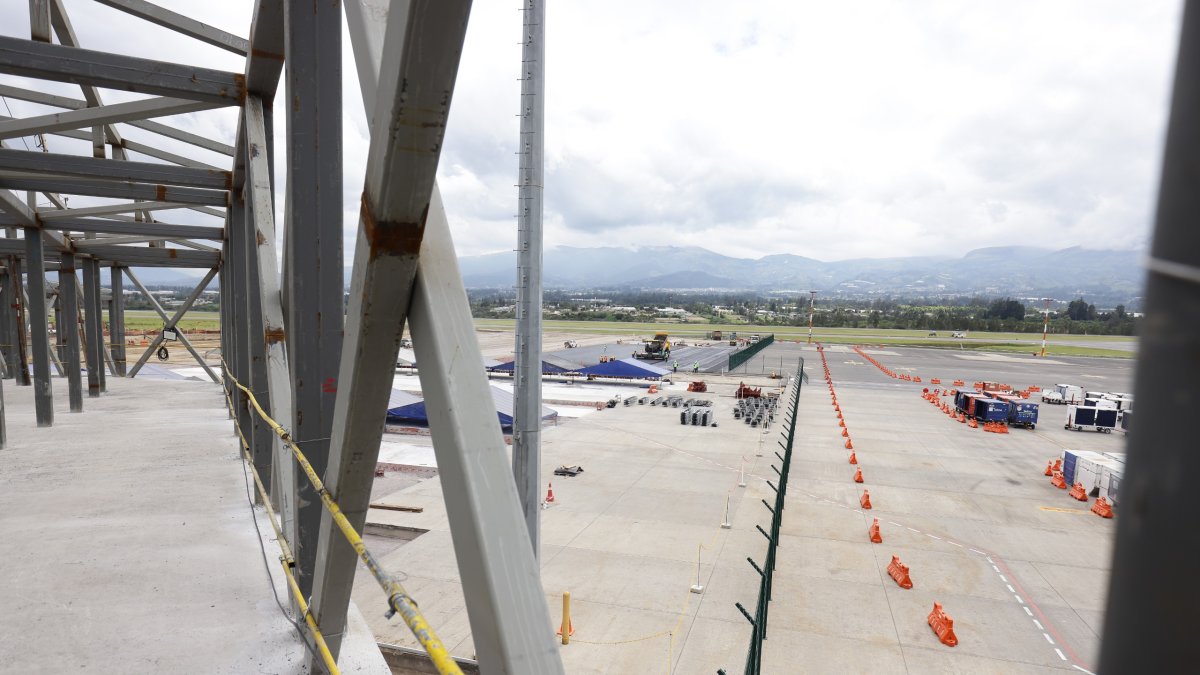 Los trabajos en la pista del aeropuerto Mariscal Sucre de Quito se iniciaron en abril.