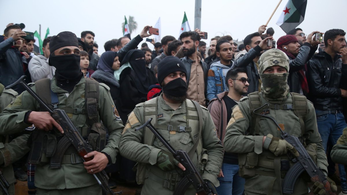 Grupos armados resguardan celebraciones por libertad en Siria