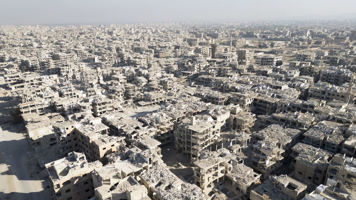 Dato. Vista de dron del campo de refugiados palestinos en Yamrmouk, a las afueras de Damasco, donde esperan la evolución de la situación política en Siria.