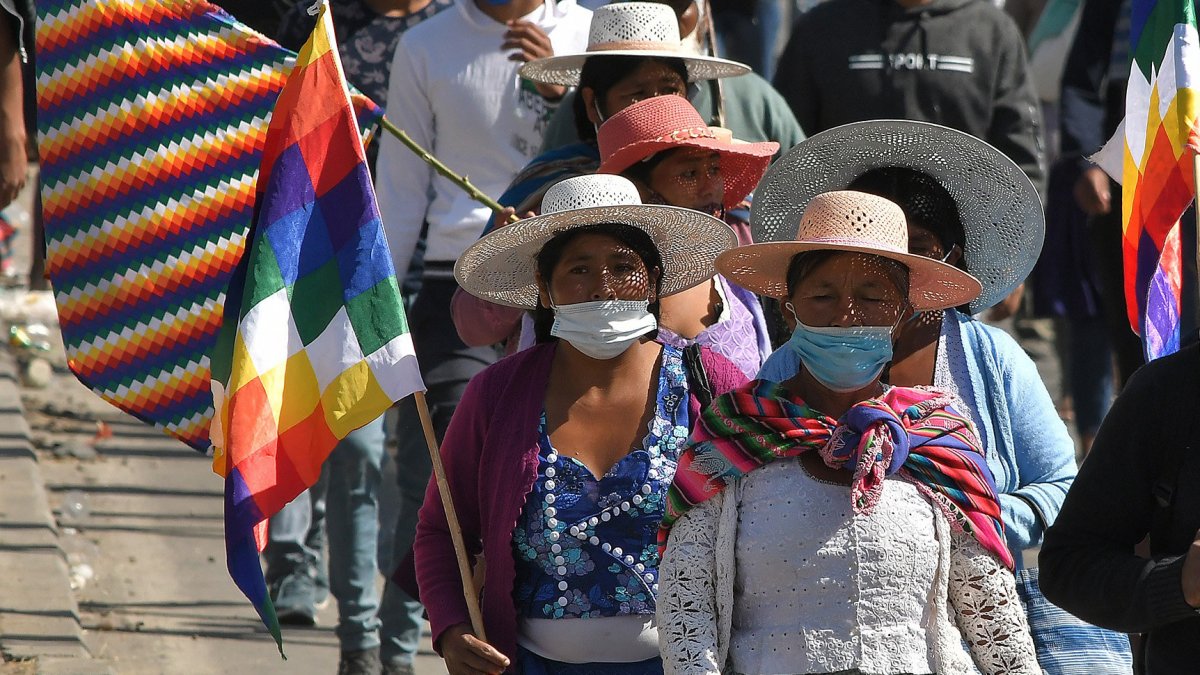 Fotografía de archivo fechada el 04 de agosto de 2020 que muestra mujeres protestando contra el aplazamiento de las elecciones bolivianas en Sacaba (Bolivia). 
