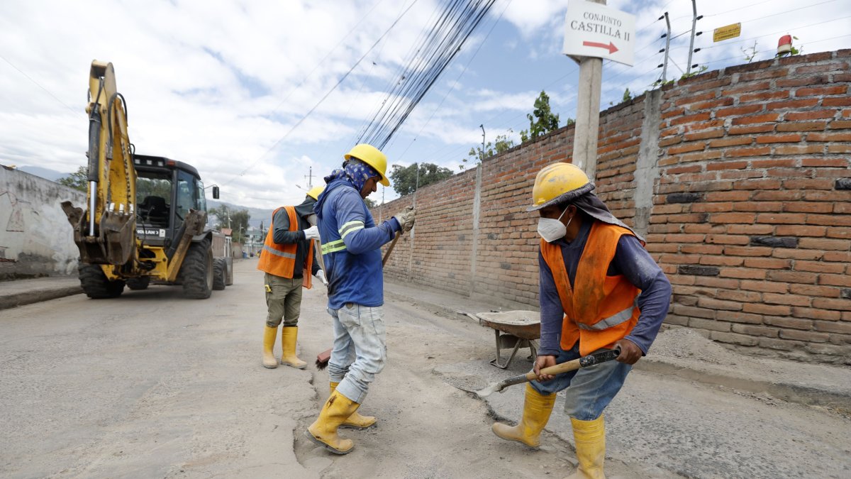 Obra. Después de años de abandono, las calles SB4B y Juan Montalvo reciben mantenimiento con trabajos de repavimentación durante el día.