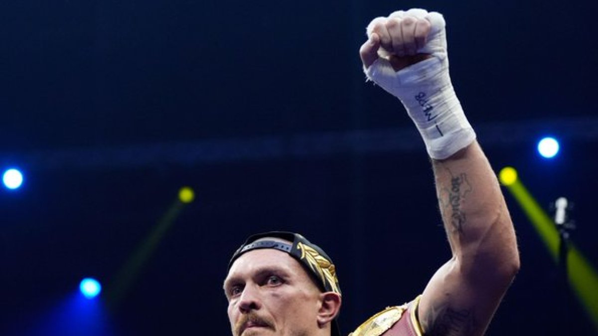 Usyk con los cinturones de las tres organizaciones mundiales.