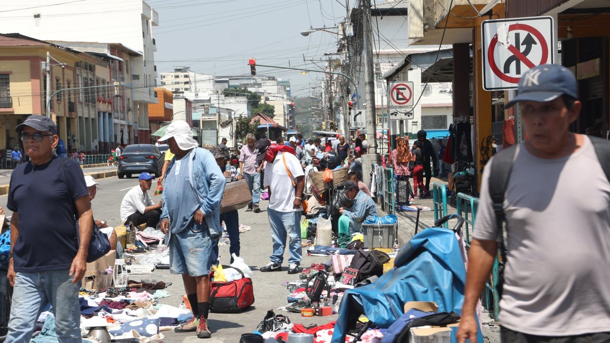 Ocupación: En Ayacucho y Pedro Moncayo, centro de la ciudad, está ocupada la vía pública, un carril, por el comercio.