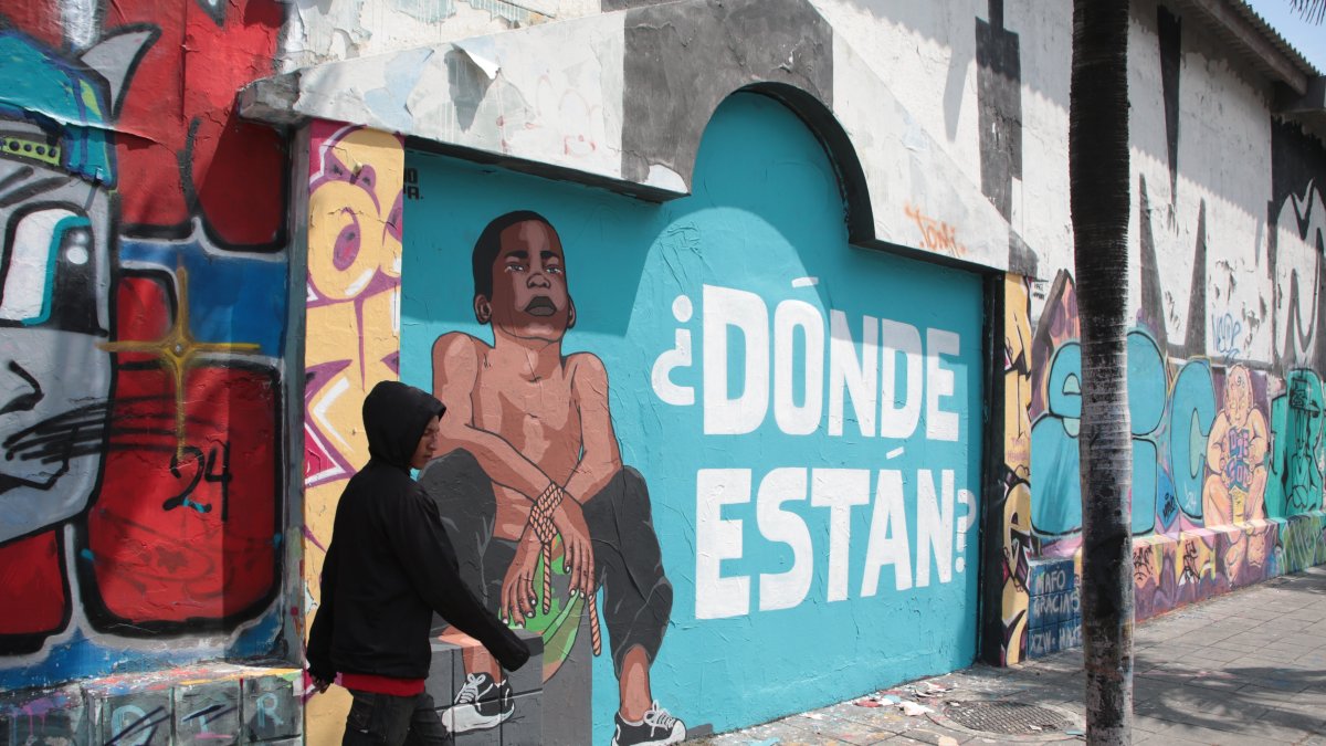 Expresión. El reclamo pasó de tendencias en X a expresiones artísticas en las calles de Guayaquil. Muralistas urbanos señalon exigen respuestas sobre los niños desaparecidos.