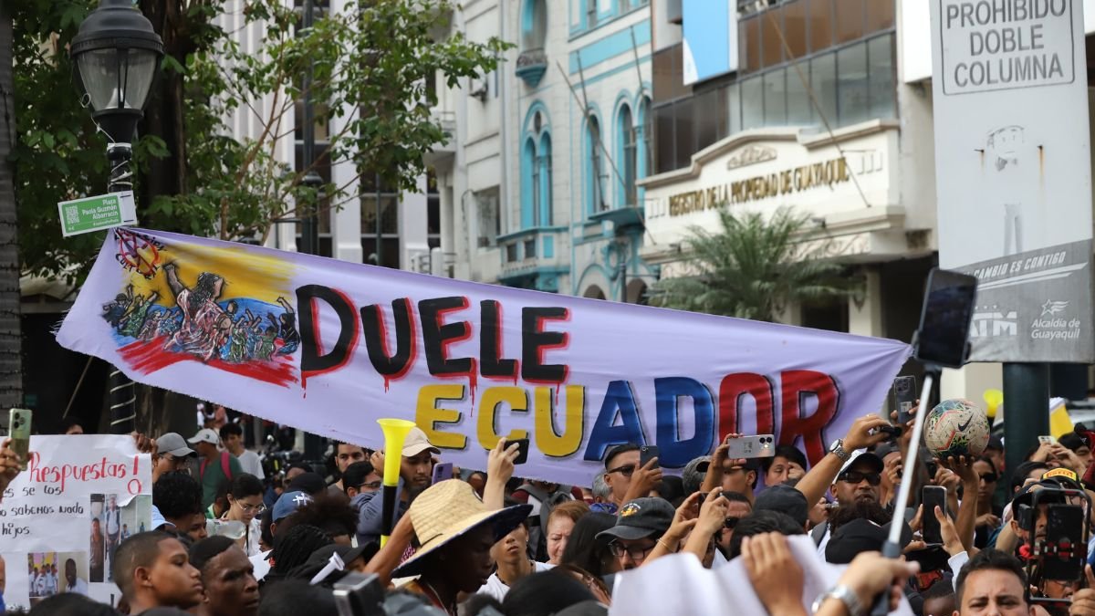 Centenares de personas acudieron al plantón en las inmediaciones de la Fiscalía del Guayas.