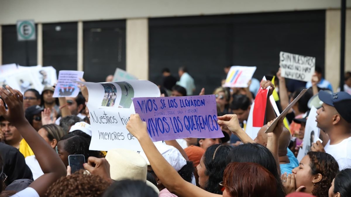 Ciudadanos de Guayaquil asistieron al plantón convocado por el caso de los cuatro niños desaparecidos hace 15 días.