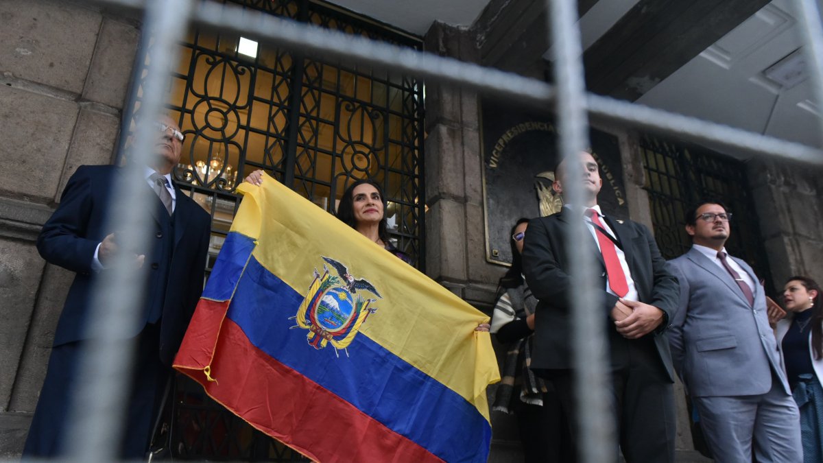 Verónica Abad es impedida de entrar a la Vicepresidencia.