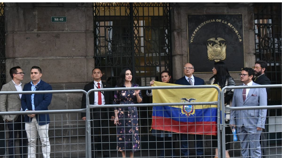 Verónica Abad afuera del despacho vicepresidencial.