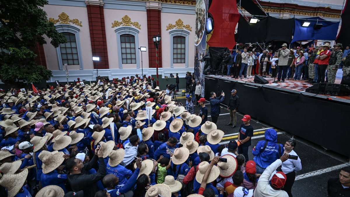 El presidente Nicolás Maduro habla durante un evento que conmemora el 165 aniversario de la Batalla de Santa Inés en Caracas el 10 de diciembre de 2024.