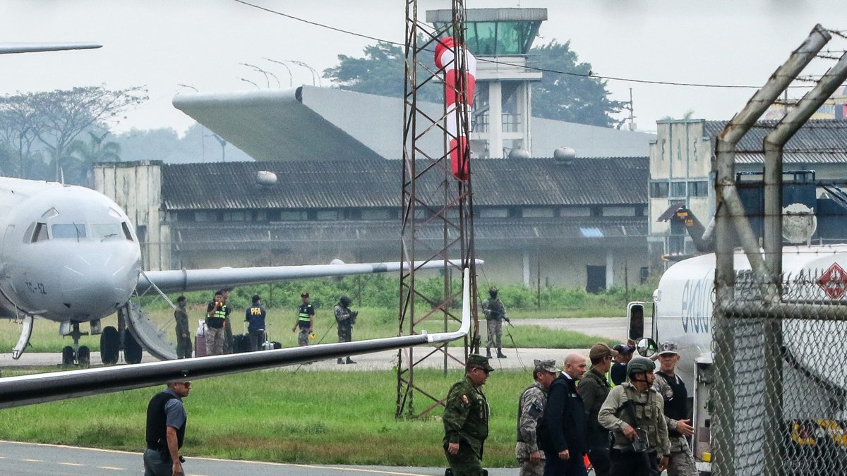 Fotografía de archivo en donde se ve al ministro de defensa de Ecuador, Gian Carlo Loffredo Rendon (3-d) mientras llega a la ciudad de Guayaquil (Ecuador).