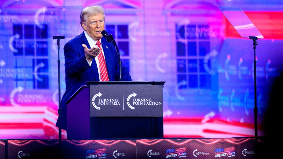 El presidente electo de Estados Unidos, Donald Trump, habla durante el AmericaFest 2024 anual de Turning Point en Phoenix, Arizona, el 22 de diciembre de 2024.
