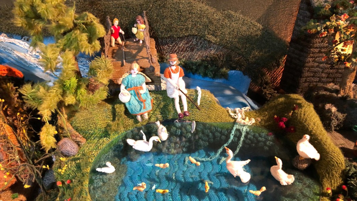 El pesebre tejido a mano tiene alrededor de 50 años, es cuidado con mucho cuidado como un tesoro.