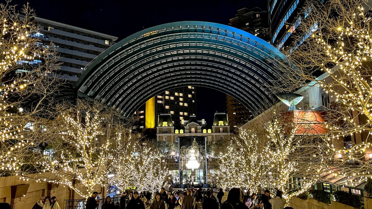 Las calles de ciudades niponas como Tokio, Osaka y Yokohama se visten de luces, decoraciones y mercados navideños similares a los europeos.