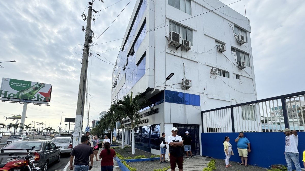 Familiares de los pescadores acuden a la capitanía del puerto de Manta para recibir información.