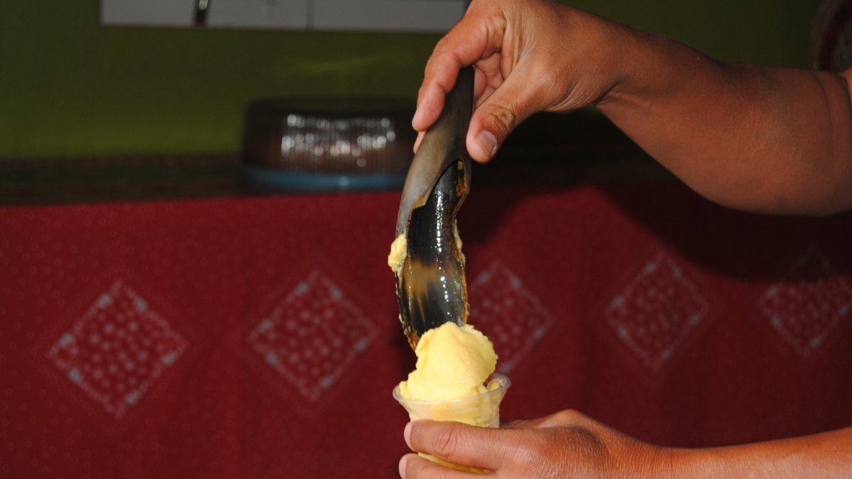 El 'helado de cacho' toma ese nombre porque se lo sirve con un cuerno de torno y es una tradición de una familia en Chimbo, provincia de Bolívar.