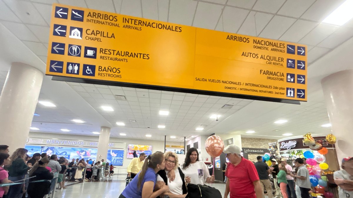 Aeropuerto. La zona de arribos está llena de risas y de alegría al recibir a los que llegan hasta Guayaquil a pasar la Navidad del 2024. Son pocos los que se van.