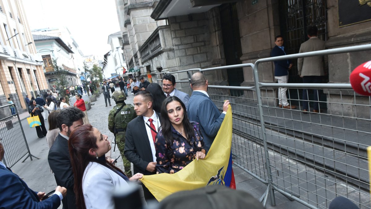 La vicepresidenta de Ecuador, Verónica Abad, intentó ingresar hacia las oficinas de la dependencia que dirige este lunes 23 de diciembre.