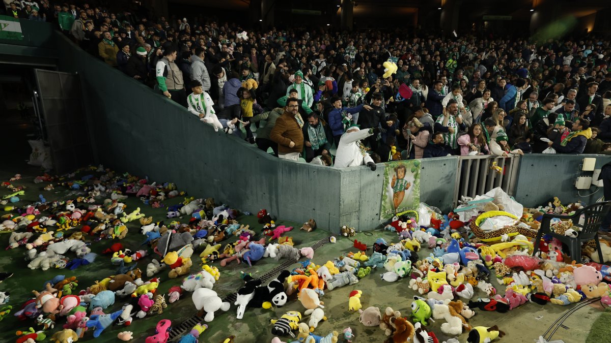 La afición del Betis lanza muñecos para los niños mas desfavorecidos durante el partido de la jornada 18 de LaLiga ante el Rayo Vallecano.