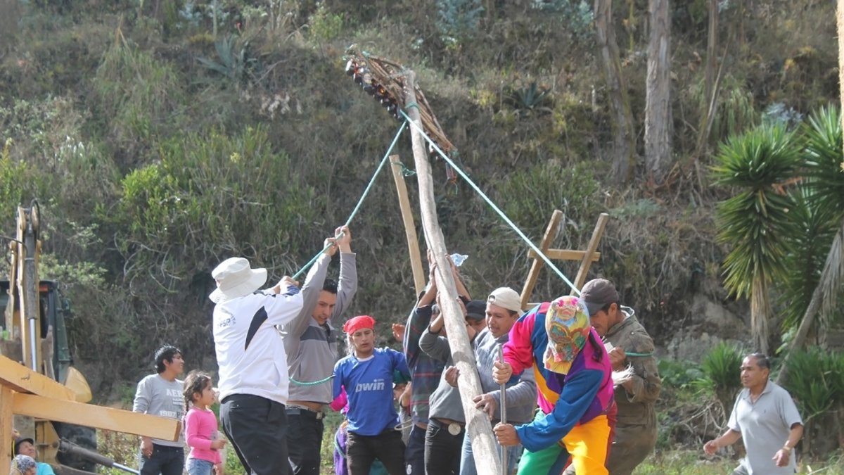 Saraguro. Habitantes de la localidad se unen para colocar palos ensebados y disfrutar de la Navidad con juegos y entre los vecinos.