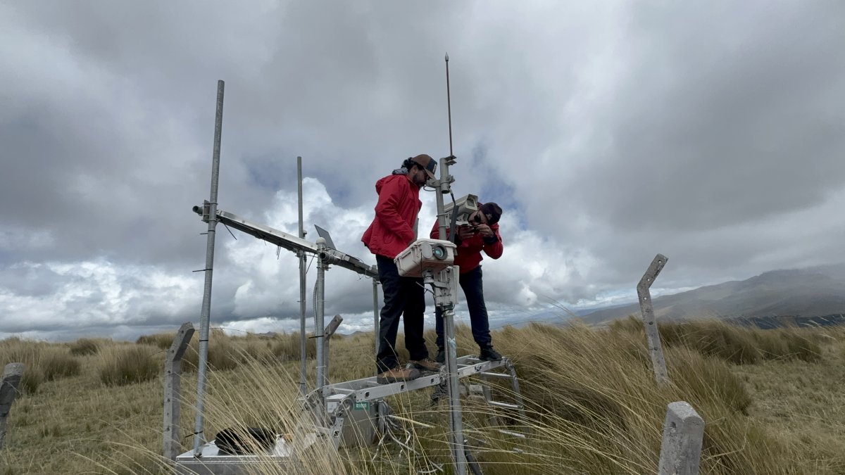 En la revisión de los equipos de monitoreo ubicados en el volcán Rumiñahui.